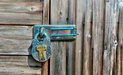 Fechaduras de segurança Fechadura de segurança em porta de madeira