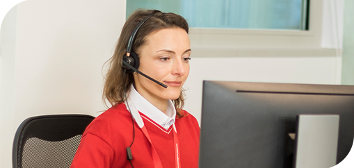 Especialista de segurança verifica o disparo de alarme