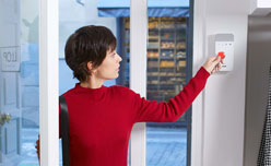 Controlo de acessos Senhora a utilizar chave de alarme