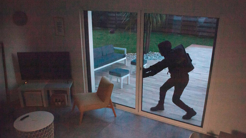 Ladrão a entrar em casa