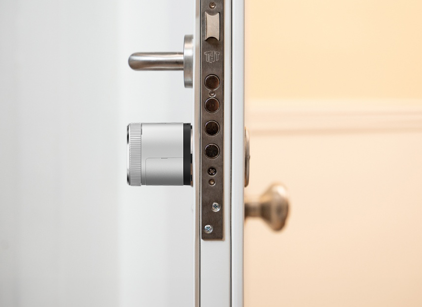Porta com fechadura inteligente